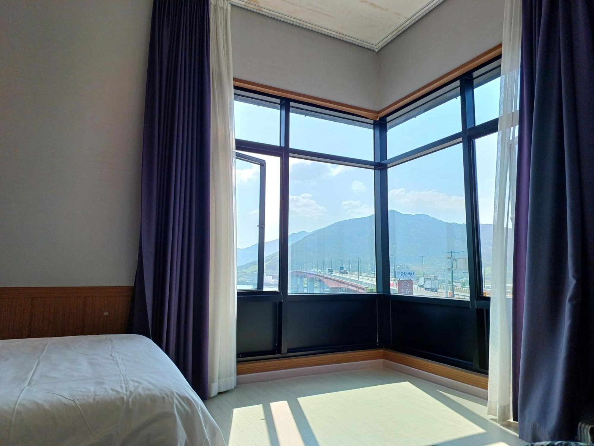 Tongyeong Bridge Hotel Екстериор снимка